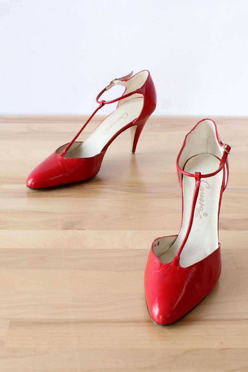 Cherry model shoe, manufactured in red patent leather.