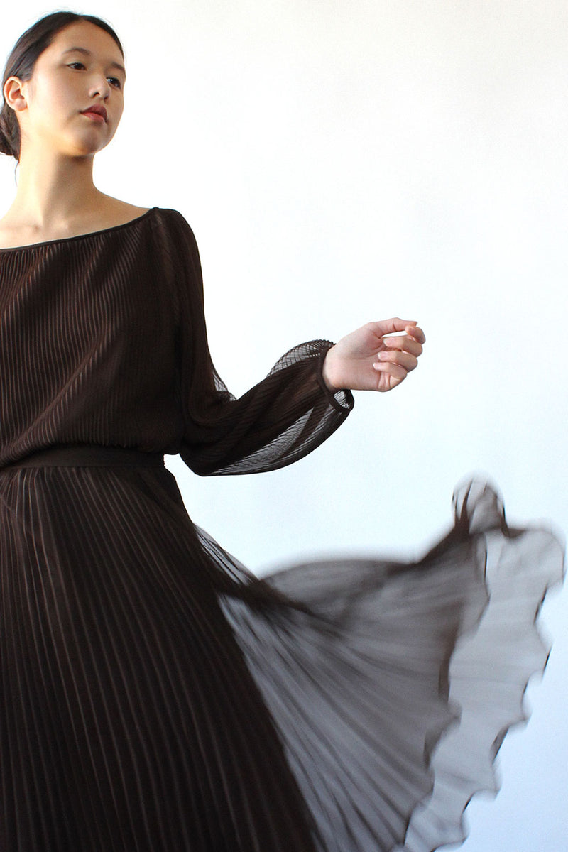Miss Elliette Pleated Chiffon Dress S/M OMNIA Miss Elliette Pleated Chiffon Dress S/M OMNIA