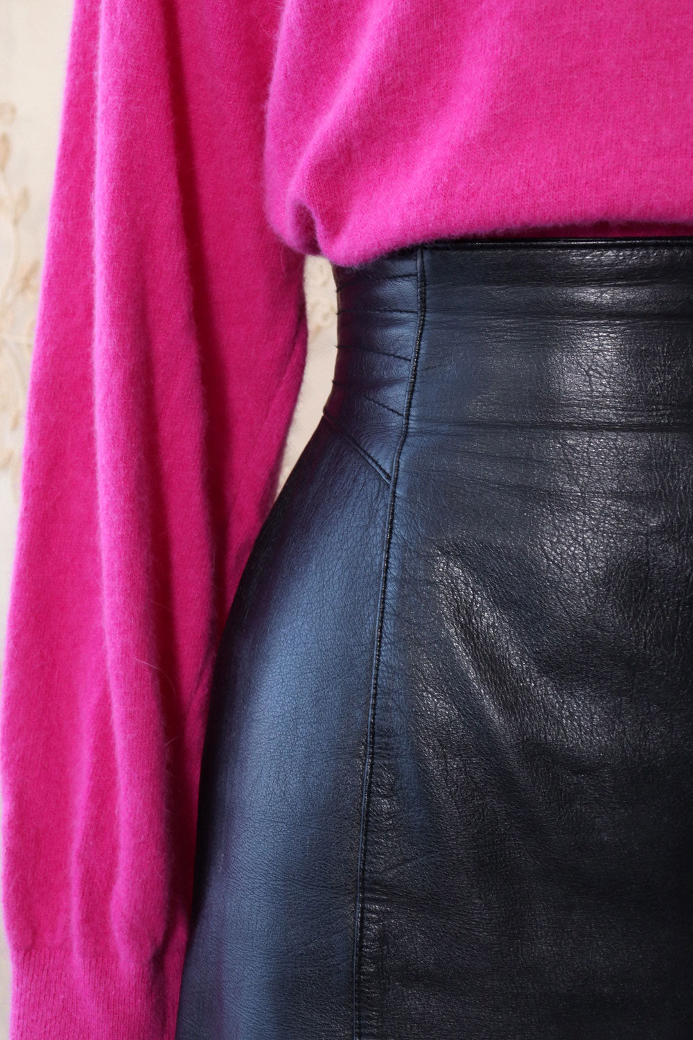 Pointed Waist Leather Pencil Skirt M