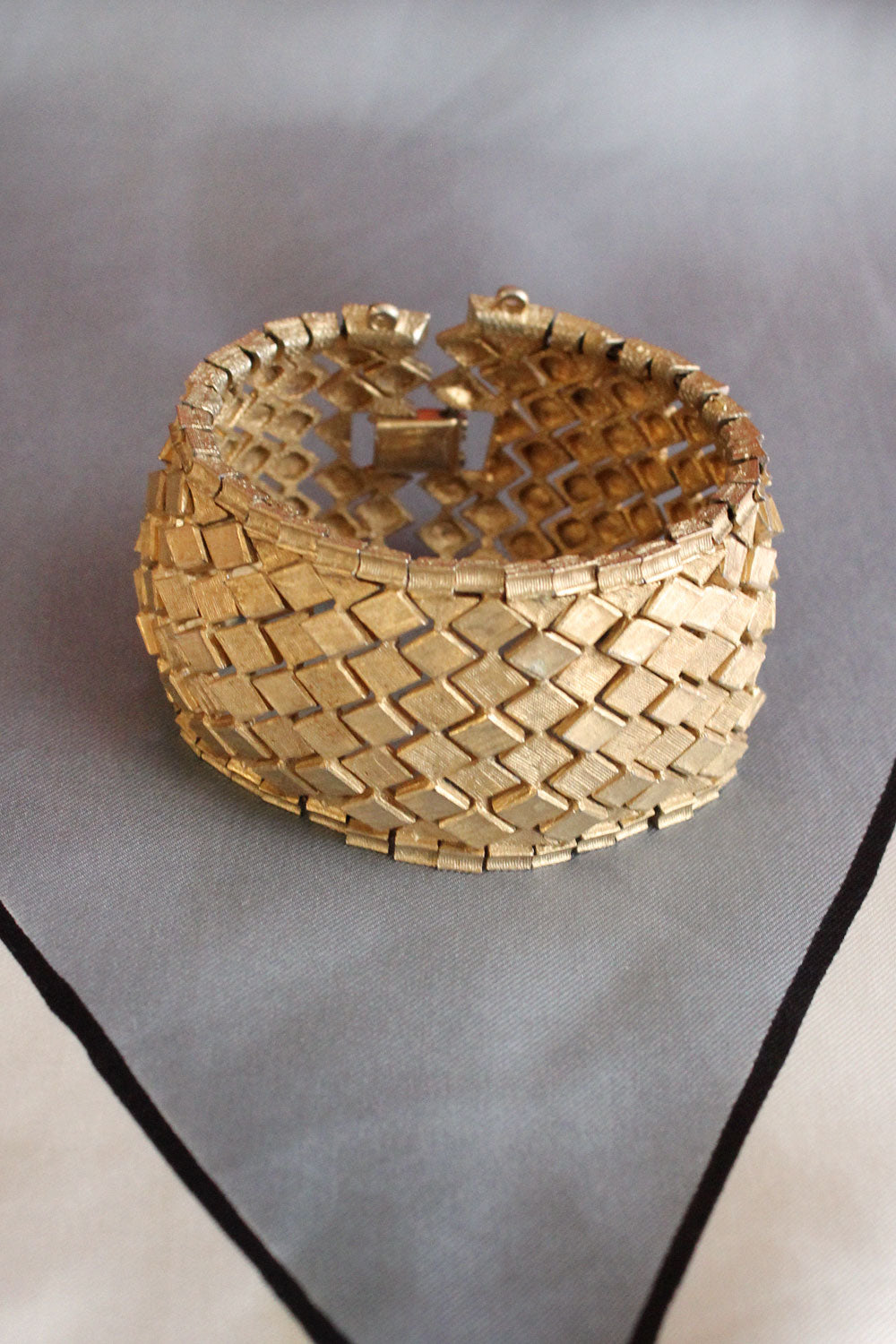 Brass Shell Dotty Smith Buckle Belt – OMNIA display picture 1