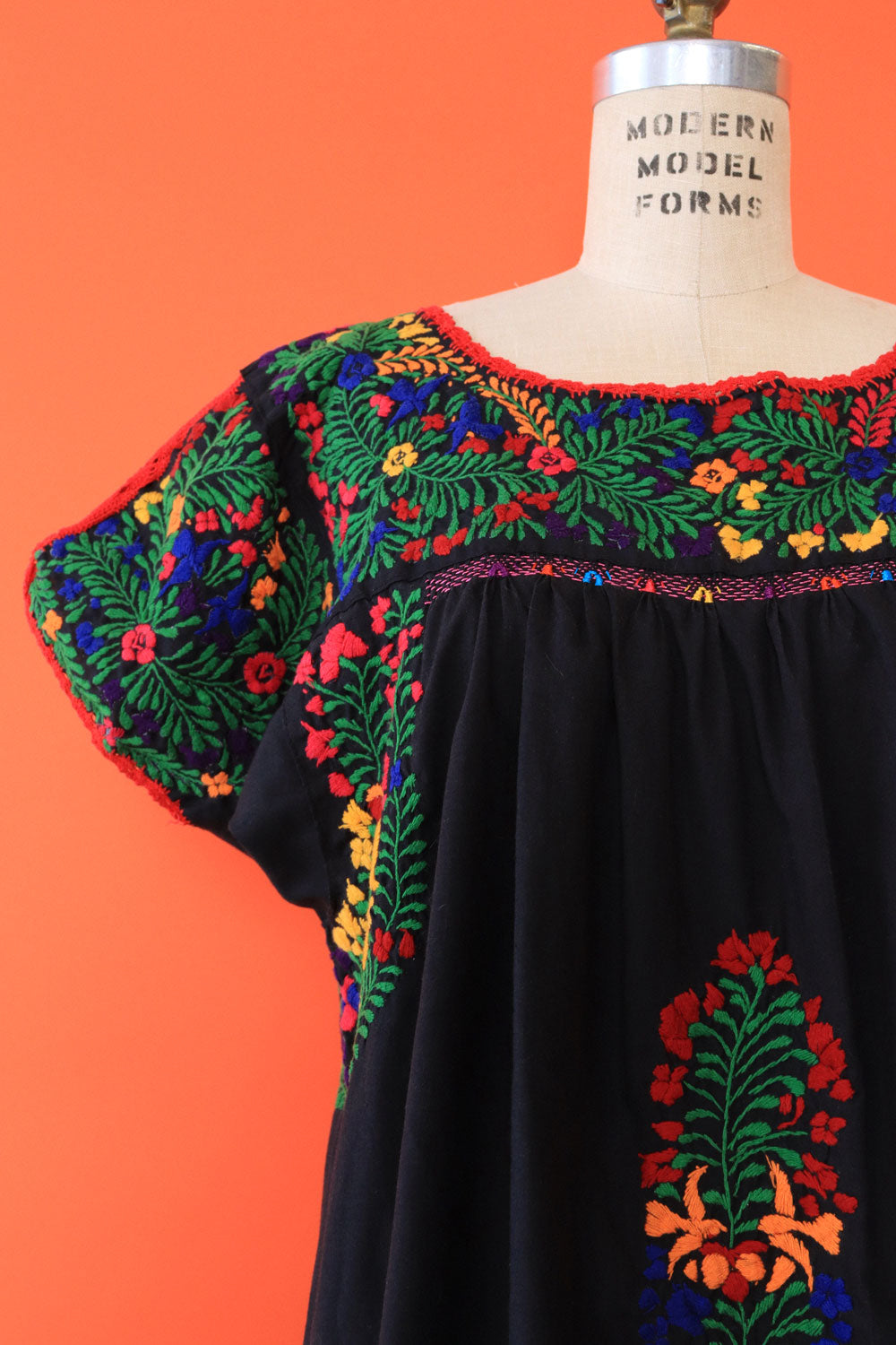 Colorful Floral Embroidered Dress L OMNIA Colorful Floral Embroidered Dress L OMNIA