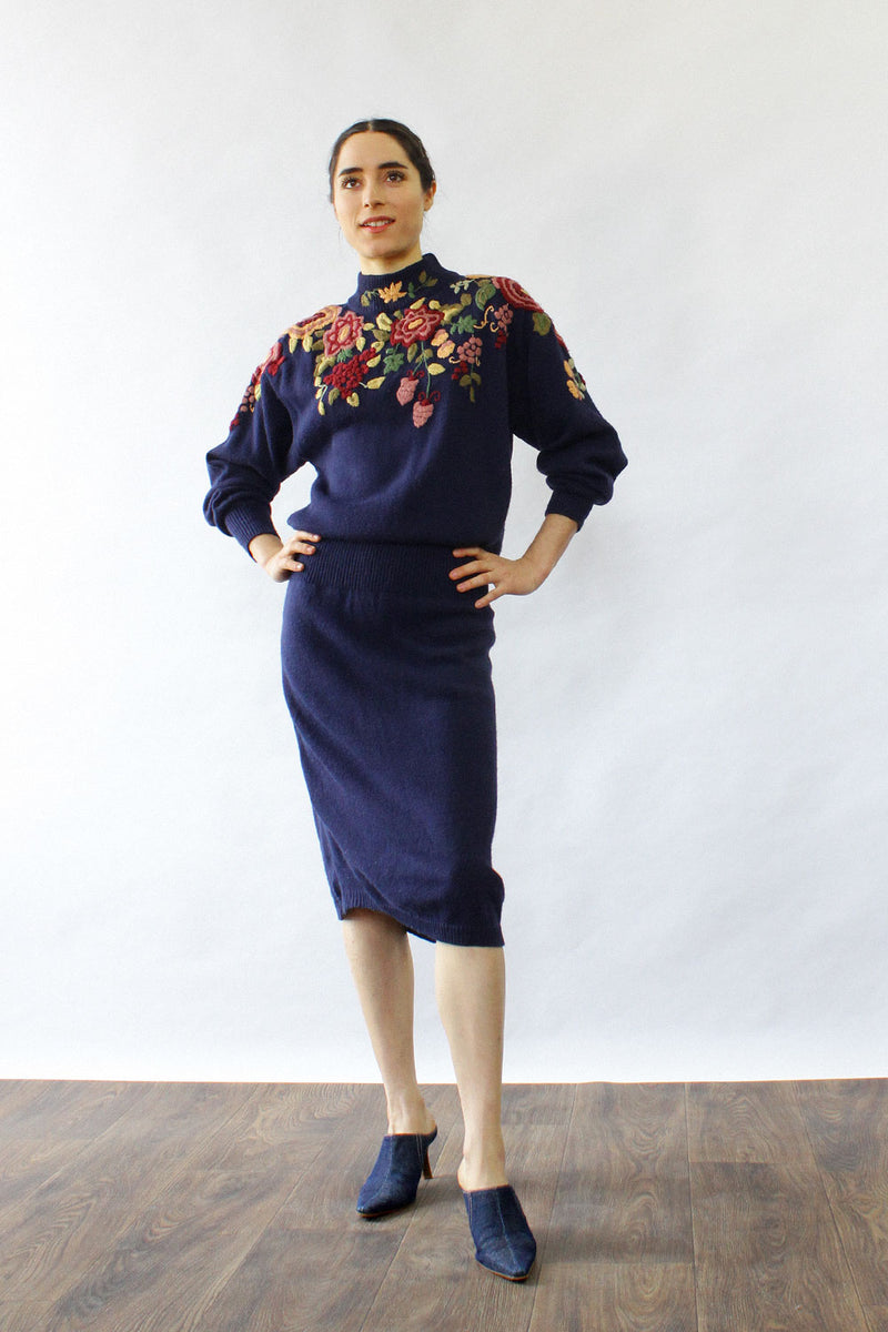 Floral Embroidered Sweater Dress S/M OMNIA Floral Embroidered Sweater Dress S/M OMNIA
