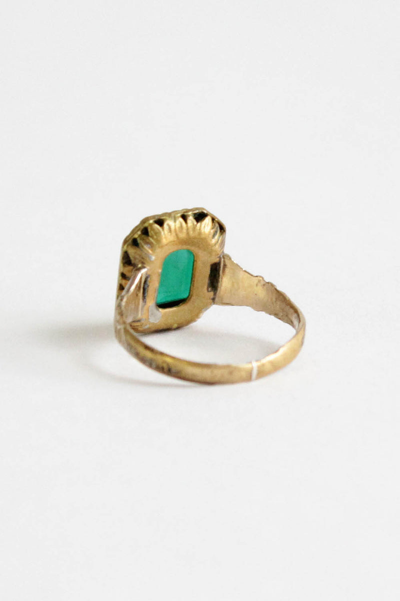 Rolled outlet gold ring