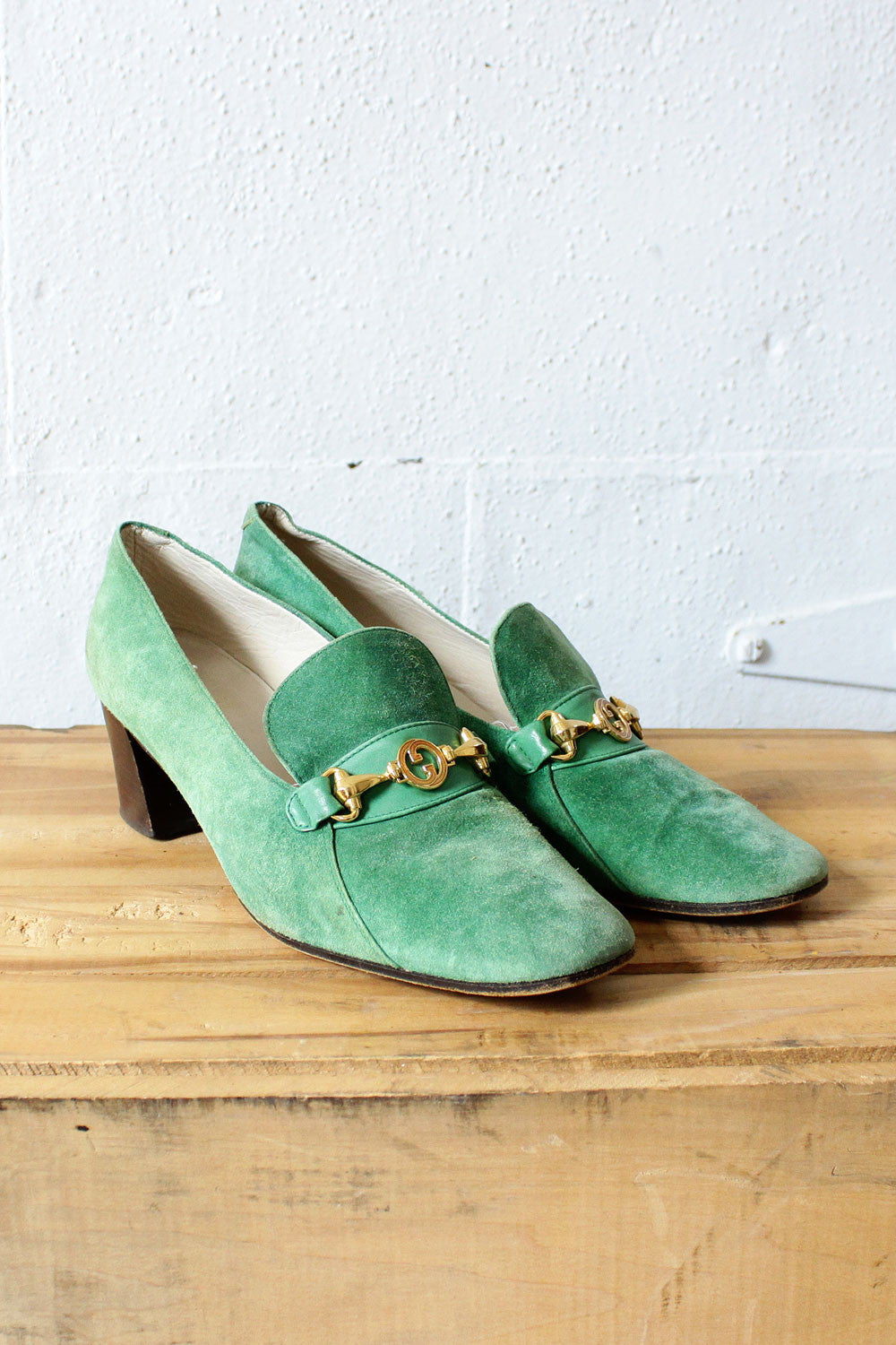 シューズ・サンダルその他 GUCCI Green patent leather loafer-style pumps Vtg GUCCI 1953 Horsebit Womens Loafers Shoe Light Green Sz