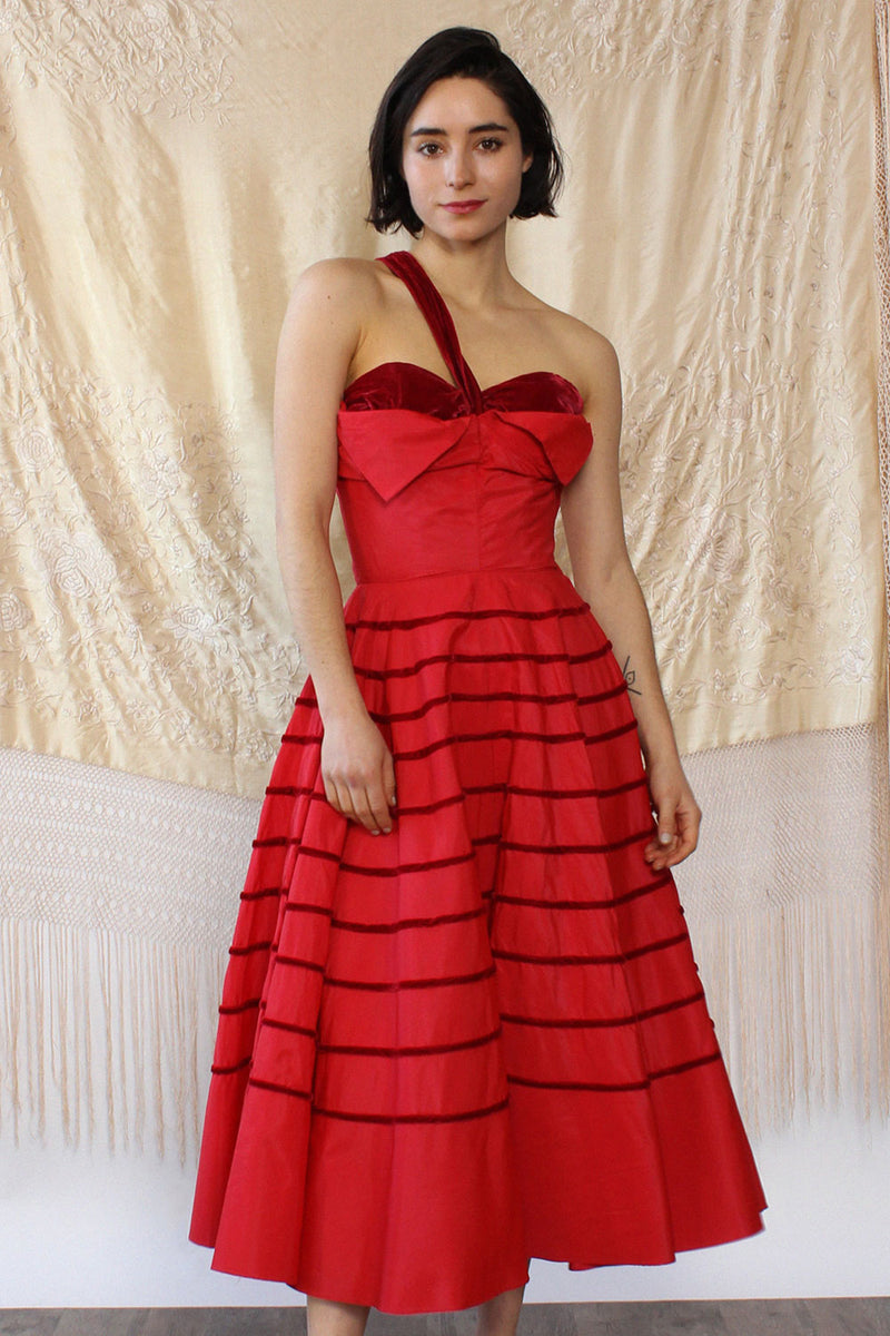 Scarlet 1950s Taffeta Ruffle Dress XS – OMNIA Scarlet 1950s Taffeta Ruffle Dress XS – OMNIA